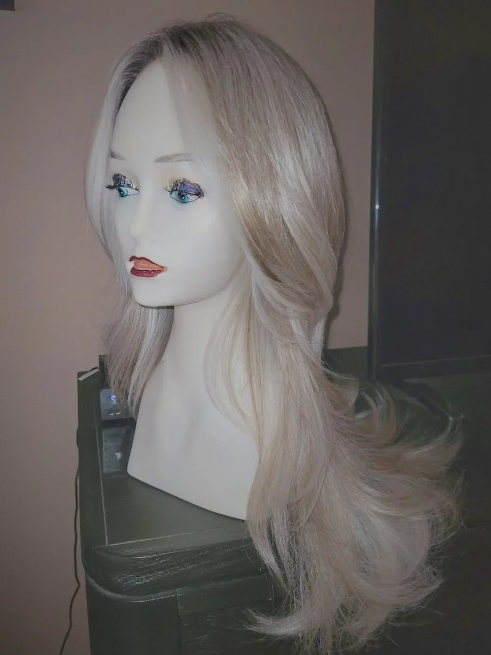 NWT MEL Ash blonde 20 inch long wig